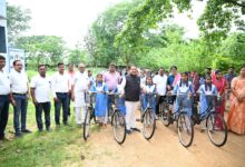 कुड़ेकेल में सरस्वती साइकिल वितरण समारोह: विधायक डॉ. संपत अग्रवाल बोले-शिक्षा ही समाज की वास्तविक नींव, बेटियों की राह होगी आसान कुड़ेकेल में सरस्वती साइकिल वितरण समारोह: विधायक डॉ. संपत अग्रवाल बोले-शिक्षा ही समाज की वास्तविक नींव, बेटियों की राह होगी आसान