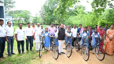 कुड़ेकेल में सरस्वती साइकिल वितरण समारोह: विधायक डॉ. संपत अग्रवाल बोले-शिक्षा ही समाज की वास्तविक नींव, बेटियों की राह होगी आसान