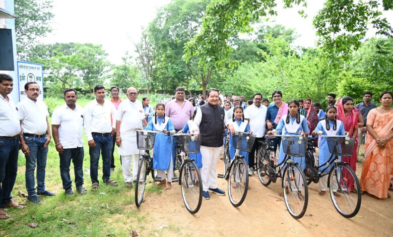 कुड़ेकेल में सरस्वती साइकिल वितरण समारोह: विधायक डॉ. संपत अग्रवाल बोले-शिक्षा ही समाज की वास्तविक नींव, बेटियों की राह होगी आसान कुड़ेकेल में सरस्वती साइकिल वितरण समारोह: विधायक डॉ. संपत अग्रवाल बोले-शिक्षा ही समाज की वास्तविक नींव, बेटियों की राह होगी आसान