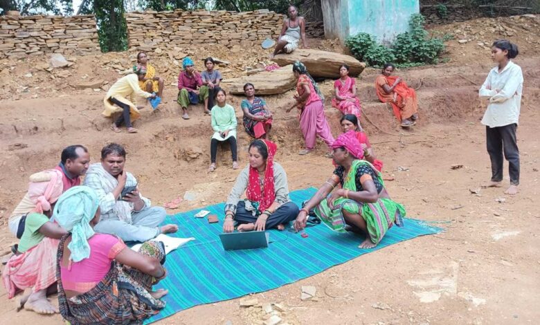 बस्तर में बैंक सखियां बन रहीं ग्रामीणों की आर्थिक संबल