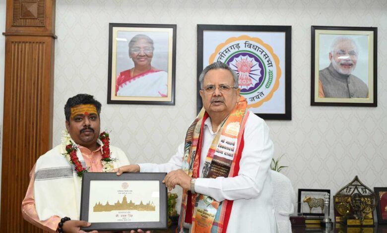 छत्तीसगढ़ विधानसभा अध्यक्ष डॉ. रमन सिंह जी से डॉ. प्रेमासाई महाराज जी ने की सौजन्य भेंट, धर्म, संस्कृति और व्यक्तित्व निर्माण पर हुई सार्थक चर्चा छत्तीसगढ़ विधानसभा अध्यक्ष डॉ. रमन सिंह जी से डॉ. प्रेमासाई महाराज जी ने की सौजन्य भेंट, धर्म, संस्कृति और व्यक्तित्व निर्माण पर हुई सार्थक चर्चा
