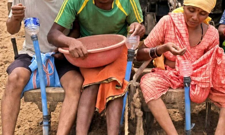 मुख्यमंत्री श्री विष्णु देव साय के कृषि नवाचार को बढ़ावा देने के संकल्प को मिली नई उड़ान, प्रगतिशील किसान भानुप्रताप ने जुगाड़ तकनीक से तैयार की सीड ड्रिल मुख्यमंत्री श्री विष्णु देव साय के कृषि नवाचार को बढ़ावा देने के संकल्प को मिली नई उड़ान, प्रगतिशील किसान भानुप्रताप ने जुगाड़ तकनीक से तैयार की सीड ड्रिल