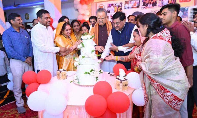 रिमझिम फुहारों के बीच सादगी और आत्मीयता से मना खाद्य मंत्री दयालदास बघेल का जन्मोत्सव रिमझिम फुहारों के बीच सादगी और आत्मीयता से मना खाद्य मंत्री दयालदास बघेल का जन्मोत्सव
