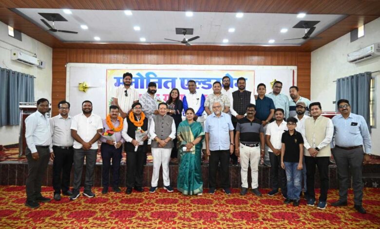 बसना नगर पंचायत में शपथ ग्रहण समारोह संपन्न: तीन मनोनीत एल्डरमैन ने ली पद की शपथ, विधायक डॉ. संपत अग्रवाल मुख्य अतिथि रूप में हुए शामिल बसना नगर पंचायत में शपथ ग्रहण समारोह संपन्न: तीन मनोनीत एल्डरमैन ने ली पद की शपथ, विधायक डॉ. संपत अग्रवाल मुख्य अतिथि रूप में हुए शामिल