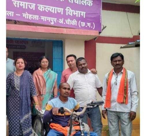 बैटरी चालित ट्राइसाइकिल से बदली जिंदगी: मोहला के हितग्राही श्री नर्मेश बने आत्मनिर्भरता की मिसाल