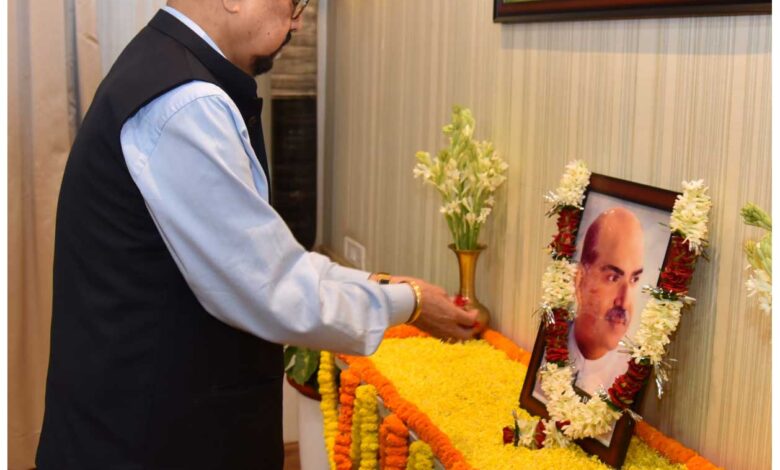 डॉ श्यामा प्रसाद मुखर्जी की जयंती पर राज्यपाल ने दी श्रद्धांजलि डॉ श्यामा प्रसाद मुखर्जी की जयंती पर राज्यपाल ने दी श्रद्धांजलि
