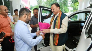 स्वास्थ्य मंत्री श्री जायसवाल के कांकेर आगमन पर जनप्रतिनिधियों एवं कलेक्टर ने किया आत्मीय स्वागत