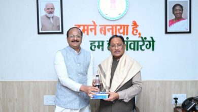 हज कमेटी अध्यक्ष ने मुख्यमंत्री को पेश किया ज़म ज़म और ख़जूरें