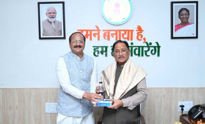 हज कमेटी अध्यक्ष ने मुख्यमंत्री को पेश किया ज़म ज़म और ख़जूरें हज कमेटी अध्यक्ष ने मुख्यमंत्री को पेश किया ज़म ज़म और ख़जूरें