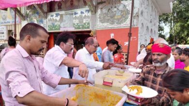 शनिवार एवं देवशयनी एकादशी पर रायपुर स्टेशन के हनुमान मंदिर में उमड़ा जनसैलाब, संस्थापक कुबेर राठी के नेतृत्व में 12 हजार श्रद्धालुओं ने ग्रहण किया महाप्रसाद