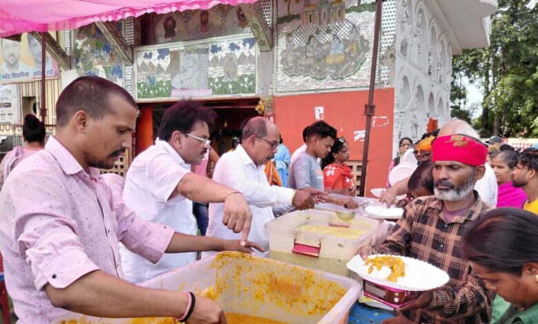 शनिवार एवं देवशयनी एकादशी पर रायपुर स्टेशन के हनुमान मंदिर में उमड़ा जनसैलाब, संस्थापक कुबेर राठी के नेतृत्व में 12 हजार श्रद्धालुओं ने ग्रहण किया महाप्रसाद