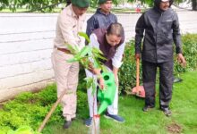कुशाभाऊ ठाकरे परिसर में राष्ट्रीय सह संगठन महामंत्री शिवप्रकाश संग विधायक डॉ संपत अग्रवाल ने रोपा पौधा, कहा-प्रकृति के प्रति हमारी जिम्मेदारी का प्रतीक है हर पौधा