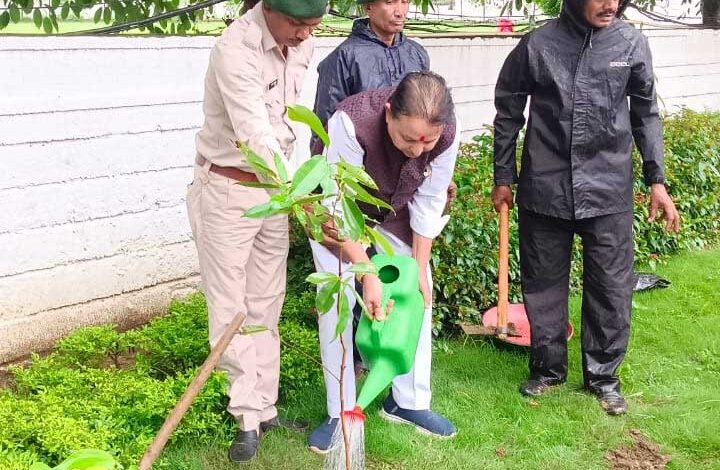 कुशाभाऊ ठाकरे परिसर में राष्ट्रीय सह संगठन महामंत्री शिवप्रकाश संग विधायक डॉ संपत अग्रवाल ने रोपा पौधा, कहा-प्रकृति के प्रति हमारी जिम्मेदारी का प्रतीक है हर पौधा