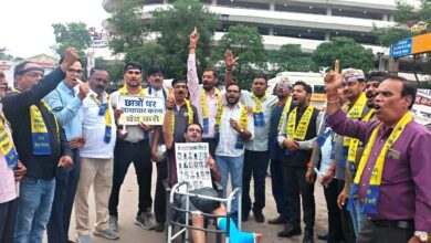 NEET पेपर लीक में 30 बच्चों की आत्महत्या पर आम आदमी पार्टी ने निकाला कैंडल मार्च