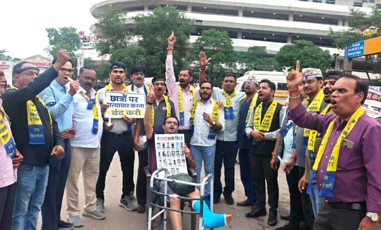 NEET पेपर लीक में 30 बच्चों की आत्महत्या पर आम आदमी पार्टी ने निकाला कैंडल मार्च NEET पेपर लीक में 30 बच्चों की आत्महत्या पर आम आदमी पार्टी ने निकाला कैंडल मार्च