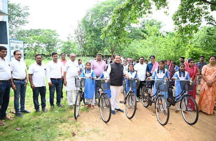 कुड़ेकेल में सरस्वती साइकिल वितरण समारोह: विधायक डॉ. संपत अग्रवाल बोले-शिक्षा ही समाज की वास्तविक नींव, बेटियों की राह होगी आसान