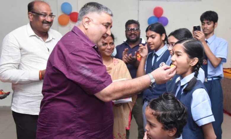 बेटियों के सपनों को मिली नई उड़ान, शाला प्रवेश उत्सव में शामिल हुए पर्यटन एवं संस्कृति मंत्री राजेश अग्रवाल बेटियों के सपनों को मिली नई उड़ान, शाला प्रवेश उत्सव में शामिल हुए पर्यटन एवं संस्कृति मंत्री राजेश अग्रवाल