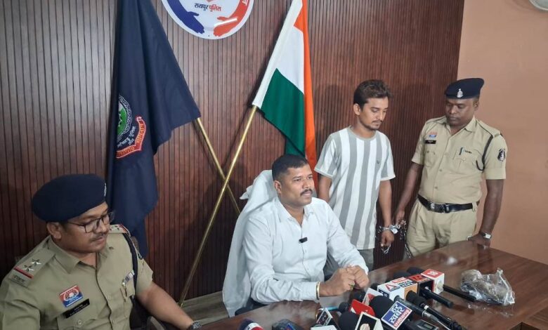 अवैध हथियार लेकर दहशत फैलाने वाला गिरफ्तार, यूपी कनेक्शन की भी जांच अवैध हथियार लेकर दहशत फैलाने वाला गिरफ्तार, यूपी कनेक्शन की भी जांच