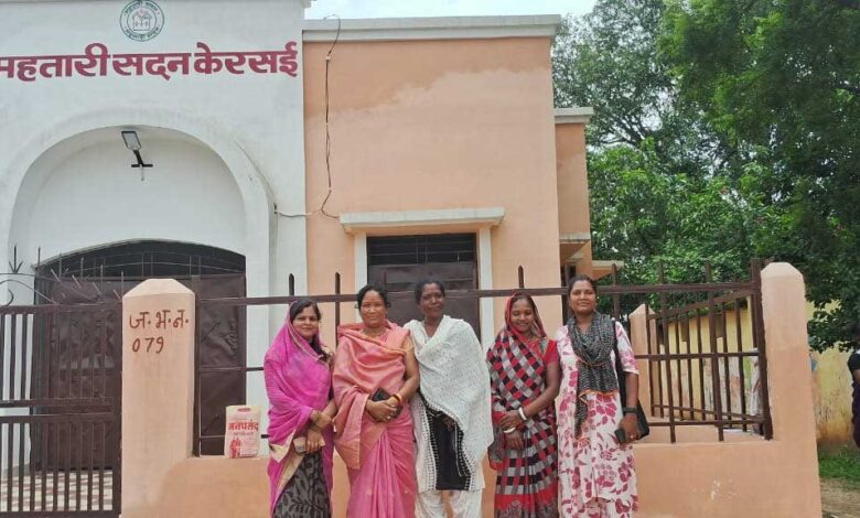 महतारी सदन से महिला स्व-सहायता समूहों को मिला स्थायी मंच, बैठकों और आजीविका गतिविधियों को मिली नई गति महतारी सदन से महिला स्व-सहायता समूहों को मिला स्थायी मंच, बैठकों और आजीविका गतिविधियों को मिली नई गति