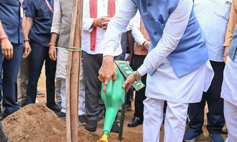 मुख्यमंत्री श्री विष्णुदेव साय ने अपनी माँ के नाम पर लगाया पीपल का पौधा, वन महोत्सव-2026 का हुआ शुभारंभ मुख्यमंत्री श्री विष्णुदेव साय ने अपनी माँ के नाम पर लगाया पीपल का पौधा, वन महोत्सव-2026 का हुआ शुभारंभ