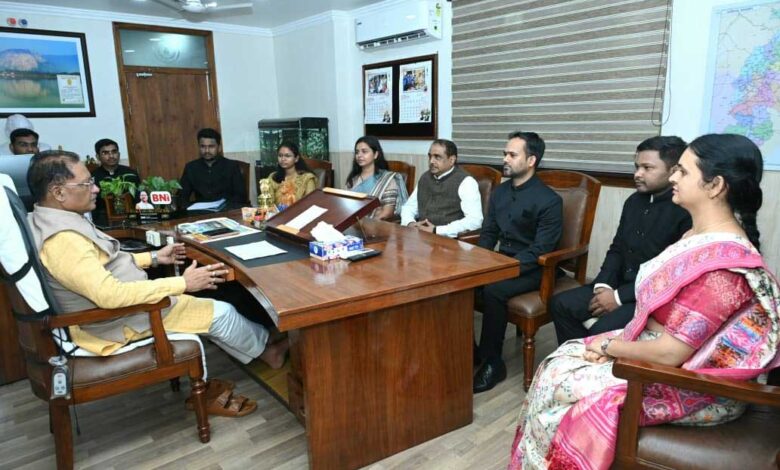 कर्तव्यनिष्ठ होकर जनसेवा एवं सुशासन के लिए जमीनी स्तर पर करें बेहतर कार्य: मुख्यमंत्री विष्णु देव साय कर्तव्यनिष्ठ होकर जनसेवा एवं सुशासन के लिए जमीनी स्तर पर करें बेहतर कार्य: मुख्यमंत्री विष्णु देव साय