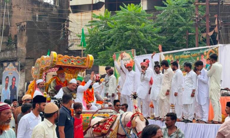 अमन, मोहब्बत और भाईचारे के संदेश के साथ रायपुर में निकला ऐतिहासिक जुलूसे ईद मिलादुन्नबी ﷺ अमन, मोहब्बत और भाईचारे के संदेश के साथ रायपुर में निकला ऐतिहासिक जुलूसे ईद मिलादुन्नबी ﷺ