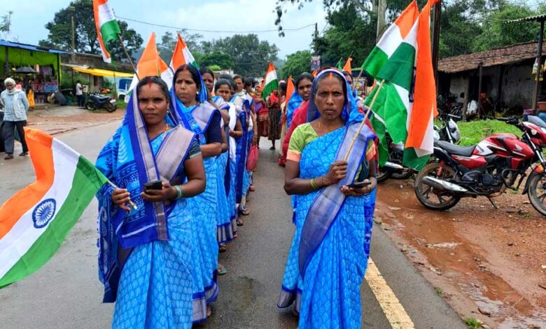 हर घर तिरंगा अभियान की धूम, बिहान समूह की महिलाओं ने फहराया तिरंगा हर घर तिरंगा अभियान की धूम, बिहान समूह की महिलाओं ने फहराया तिरंगा