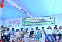 बसना में जिला स्तरीय वन महोत्सव: ‘एक पेड़ मां के नाम’ अभियान के तहत विधायक डॉ. संपत अग्रवाल ने किया वृक्षारोपण, पौधा वितरण वाहन को दिखाई हरी झंडी