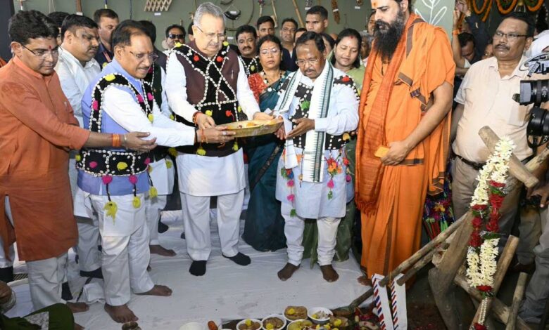 हरेली तिहार पर मुख्यमंत्री निवास में साकार हुई छत्तीसगढ़ की लोक संस्कृति, कृषि परंपरा और ग्रामीण जीवन की जीवंत झांकी हरेली तिहार पर मुख्यमंत्री निवास में साकार हुई छत्तीसगढ़ की लोक संस्कृति, कृषि परंपरा और ग्रामीण जीवन की जीवंत झांकी