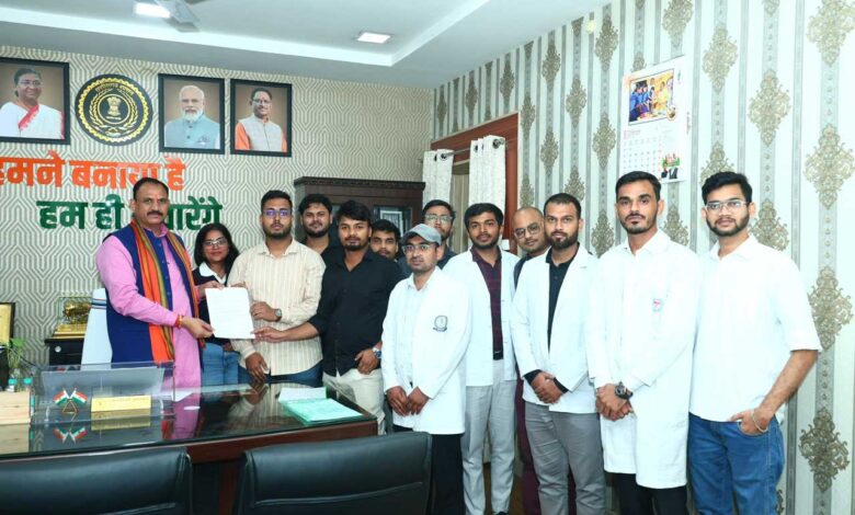 स्वास्थ्य मंत्री श्याम बिहारी जायसवाल से मिले इंटर्न डॉक्टर, आंदोलन स्थगित करने का लिया निर्णय स्वास्थ्य मंत्री श्याम बिहारी जायसवाल से मिले इंटर्न डॉक्टर, आंदोलन स्थगित करने का लिया निर्णय