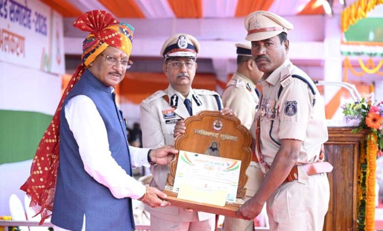 मुख्यमंत्री श्री विष्णु देव साय के करकमलों से उत्कृष्ट सेवा के लिए सम्मानित हुए पुलिस एवं नगर सेना के अधिकारी-कर्मचारी मुख्यमंत्री श्री विष्णु देव साय के करकमलों से उत्कृष्ट सेवा के लिए सम्मानित हुए पुलिस एवं नगर सेना के अधिकारी-कर्मचारी