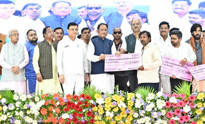 ढाई साल की उपलब्धियाँ- छत्तीसगढ़ का श्रमिक कल्याण के क्षेत्र में नई पहचान ढाई साल की उपलब्धियाँ- छत्तीसगढ़ का श्रमिक कल्याण के क्षेत्र में नई पहचान