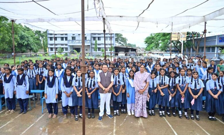 पिथौरा में निःशुल्क सरस्वती सायकल वितरण समारोह, विधायक डॉ. संपत अग्रवाल ने 220 छात्राओं को बांटी सायकलें