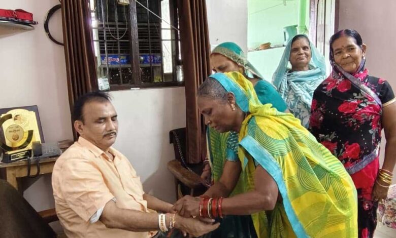 रक्षाबंधन : अवाम ए हिन्द कार्यालय में राखी का उत्सव, मोहम्मद सज्जाद खान ने दिया बहनों की रक्षा का वचन रक्षाबंधन : अवाम ए हिन्द कार्यालय में राखी का उत्सव, मोहम्मद सज्जाद खान ने दिया बहनों की रक्षा का वचन