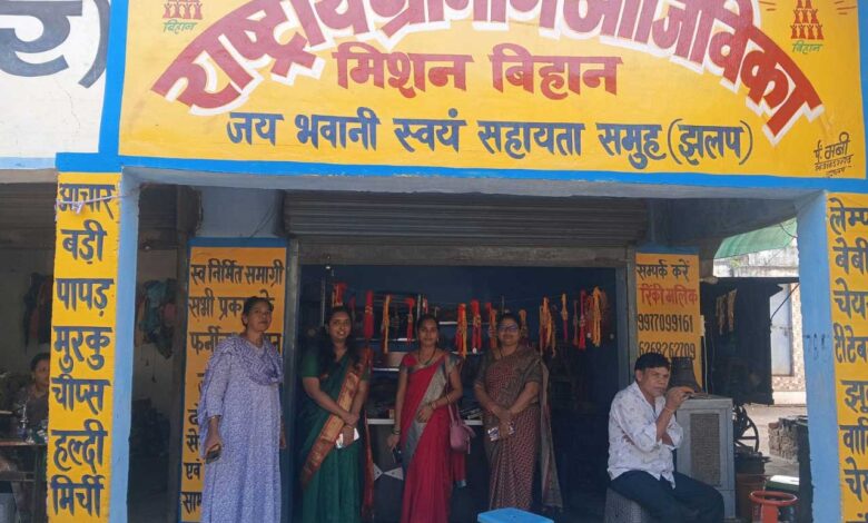 सीईओ सुश्री अनुपमा आनंद ने झलप में पीएम सूर्य घर योजना और बिहान समूह की आजीविका गतिविधियों का किया निरीक्षण सीईओ सुश्री अनुपमा आनंद ने झलप में पीएम सूर्य घर योजना और बिहान समूह की आजीविका गतिविधियों का किया निरीक्षण