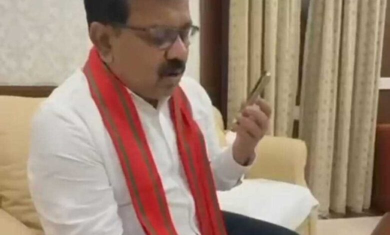 कुलगाम आतंकी हमले के पीड़ितों के परिजनों से उप मुख्यमंत्री श्री विजय शर्मा ने की बात कुलगाम आतंकी हमले के पीड़ितों के परिजनों से उप मुख्यमंत्री श्री विजय शर्मा ने की बात