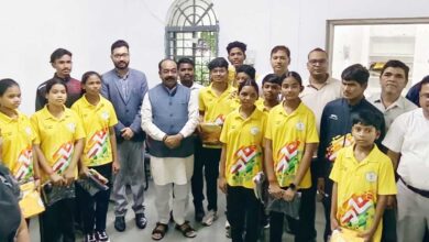 खेलों इंडिया तीरंदाजी सेंटर के खिलाड़ियों को उप मुख्यमंत्री एवं खेल मंत्री श्री अरुण साव ने कीट वितरण कर बधाई दी