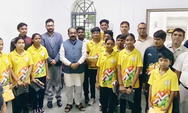 खेलों इंडिया तीरंदाजी सेंटर के खिलाड़ियों को उप मुख्यमंत्री एवं खेल मंत्री श्री अरुण साव ने कीट वितरण कर बधाई दी खेलों इंडिया तीरंदाजी सेंटर के खिलाड़ियों को उप मुख्यमंत्री एवं खेल मंत्री श्री अरुण साव ने कीट वितरण कर बधाई दी