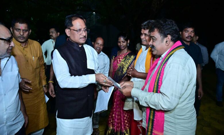 बगिया में मुख्यमंत्री विष्णु देव साय ने सुनी आम लोगों की आवाज, समस्याओं के निराकरण के दिए सख्त निर्देश बगिया में मुख्यमंत्री विष्णु देव साय ने सुनी आम लोगों की आवाज, समस्याओं के निराकरण के दिए सख्त निर्देश