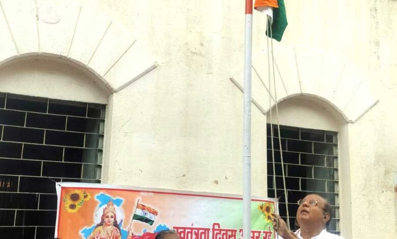 स्वाधीनता दिवस पर रायपुर में विभिन्न स्थानों पर ध्वजारोहण और सांस्कृतिक कार्यक्रम, डॉ. उदयभान सिंह चौहान ने दिया राष्ट्र-समाज सेवा का संदेश स्वाधीनता दिवस पर रायपुर में विभिन्न स्थानों पर ध्वजारोहण और सांस्कृतिक कार्यक्रम, डॉ. उदयभान सिंह चौहान ने दिया राष्ट्र-समाज सेवा का संदेश