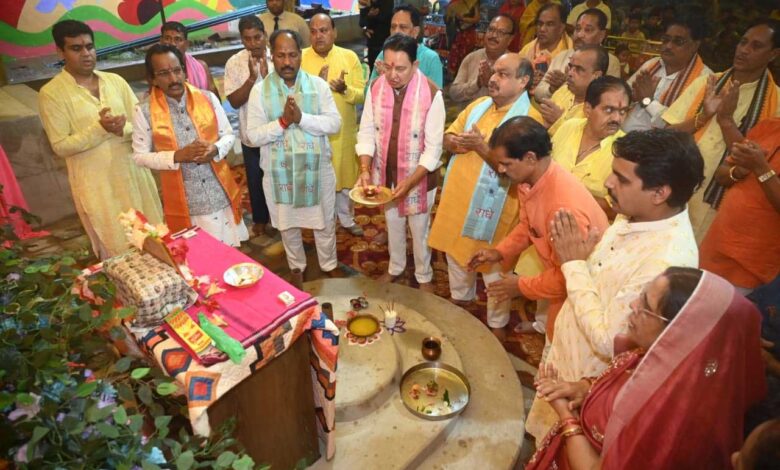 कोमना में गुरु पूर्णिमा पर उमड़ा आस्था का सैलाब: विधायक डॉ. संपत अग्रवाल और भाजपा प्रदेश संगठन महामंत्री पवन साय की उपस्थिति में गुरु पूर्णिमा का आयोजन संपन्न कोमना में गुरु पूर्णिमा पर उमड़ा आस्था का सैलाब: विधायक डॉ. संपत अग्रवाल और भाजपा प्रदेश संगठन महामंत्री पवन साय की उपस्थिति में गुरु पूर्णिमा का आयोजन संपन्न