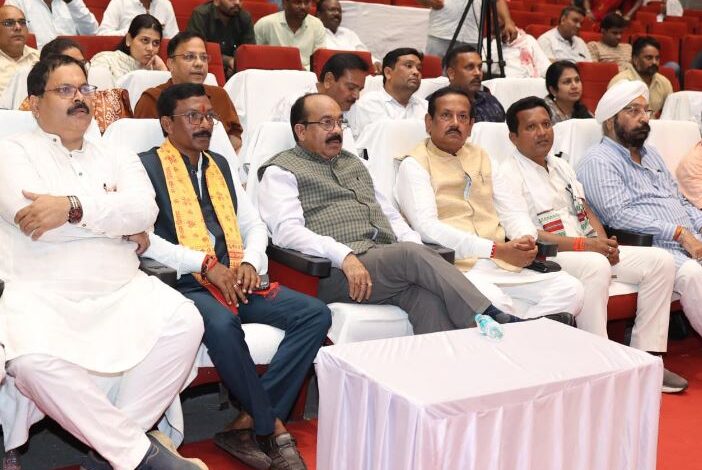 नमो सेवा-अनकही कहानियां : छात्रों ने प्रधानमंत्री श्री नरेन्द्र मोदी के 25 वर्षों की सेवा यात्रा का किया मंचन नमो सेवा-अनकही कहानियां : छात्रों ने प्रधानमंत्री श्री नरेन्द्र मोदी के 25 वर्षों की सेवा यात्रा का किया मंचन