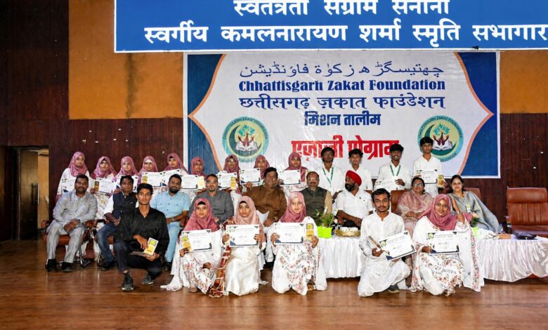 350 विद्यार्थियों को छात्रवृत्ति, 68 शिक्षकों का सम्मान, 12 साल में 8 हजार से ज्यादा छात्रों को मिली मदद 350 विद्यार्थियों को छात्रवृत्ति, 68 शिक्षकों का सम्मान, 12 साल में 8 हजार से ज्यादा छात्रों को मिली मदद