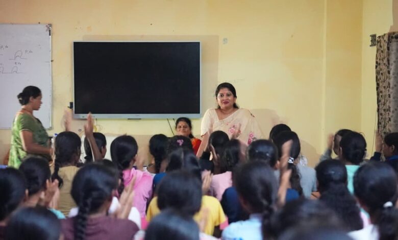 कांकेर में बच्चियों से आत्मीय संवाद, डॉ. वर्णिका शर्मा ने जानी समस्याएं कांकेर में बच्चियों से आत्मीय संवाद, डॉ. वर्णिका शर्मा ने जानी समस्याएं