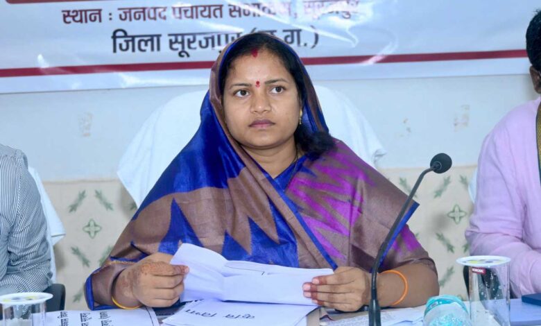 मंत्री लक्ष्मी राजवाड़े ने सूरजपुर और भैयाथान में विकासखंड स्तरीय समीक्षा बैठकों में योजनाओं की प्रगति की समीक्षा की