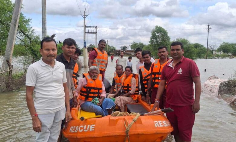 दुर्ग में लगातार बारिश में फंसे 200 परिवारों को रेस्क्यू कर 16 अस्थायी राहत शिविरों में ठहराया गया दुर्ग में लगातार बारिश में फंसे 200 परिवारों को रेस्क्यू कर 16 अस्थायी राहत शिविरों में ठहराया गया