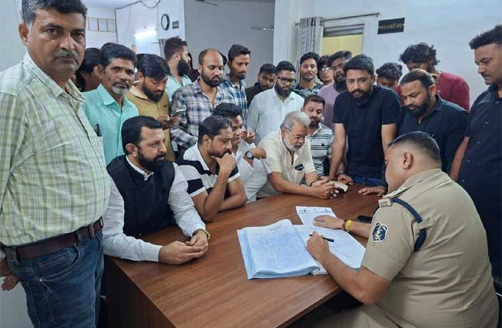 स्कूल परिसर में कथित आपत्तिजनक टिप्पणी पर बवाल, प्राचार्य और संचालकों की भूमिका पर गंभीर सवाल स्कूल परिसर में कथित आपत्तिजनक टिप्पणी पर बवाल, प्राचार्य और संचालकों की भूमिका पर गंभीर सवाल