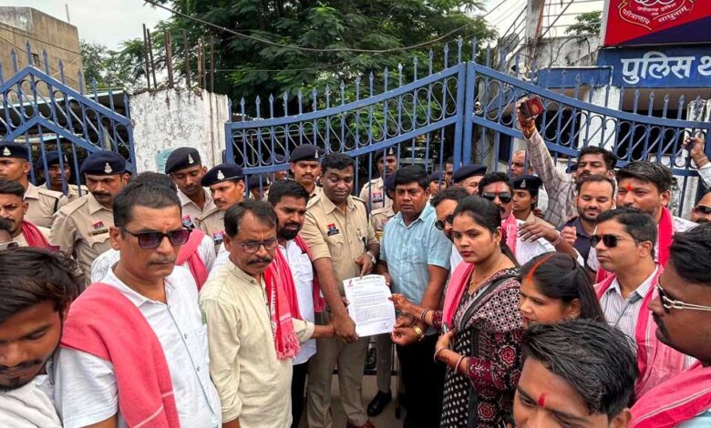 गुड़ियारी थाना परिसर की घटना में पुलिस की निष्पक्ष भूमिका की सराहना, जोहार छत्तीसगढ़ पार्टी ने पुलिस प्रभारी व स्टाफ का किया सम्मान गुड़ियारी थाना परिसर की घटना में पुलिस की निष्पक्ष भूमिका की सराहना, जोहार छत्तीसगढ़ पार्टी ने पुलिस प्रभारी व स्टाफ का किया सम्मान