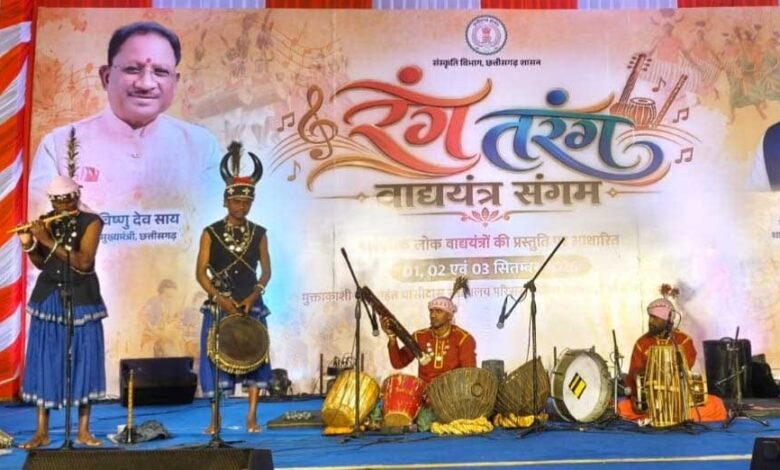 विलुप्त हो रहे लोक वाद्ययंत्रों को मिला नया जीवन विलुप्त हो रहे लोक वाद्ययंत्रों को मिला नया जीवन