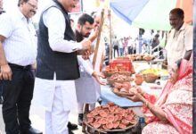 सड़क किनारे पसरे पर अचानक पहुंचे मुख्यमंत्री विष्णु देव साय, मीरा के पसरे से खरीदा ‘आशीर्वाद का दीया’ सड़क किनारे पसरे पर अचानक पहुंचे मुख्यमंत्री विष्णु देव साय, मीरा के पसरे से खरीदा ‘आशीर्वाद का दीया’